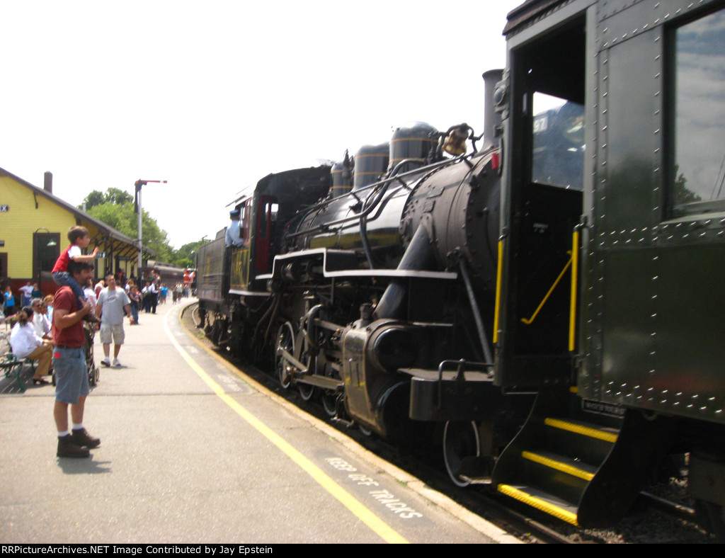 A train arrives to a crowd of passengers 